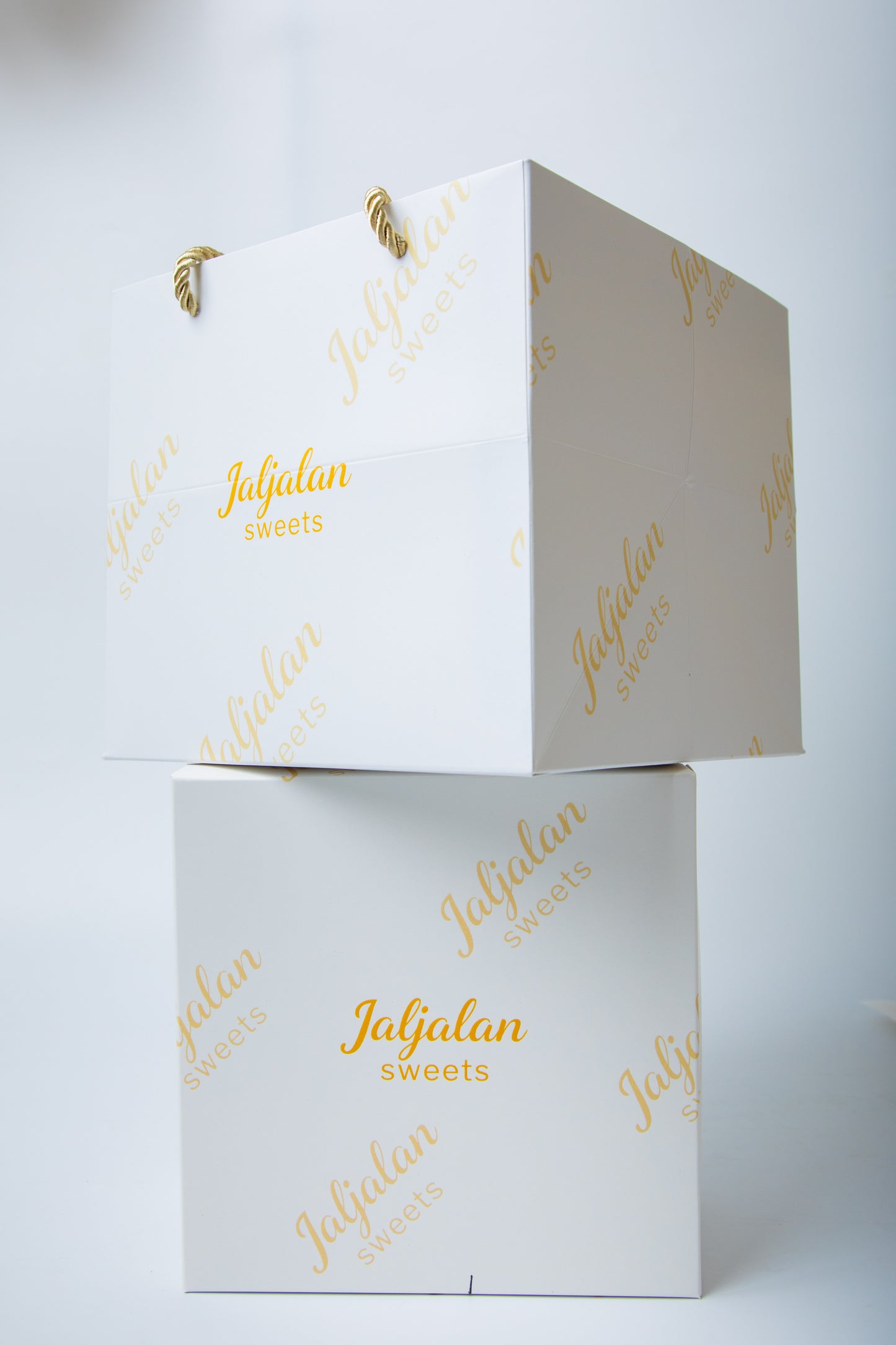 مجموعة (10) اكياس ورقية راقية بقاعدة مربعه