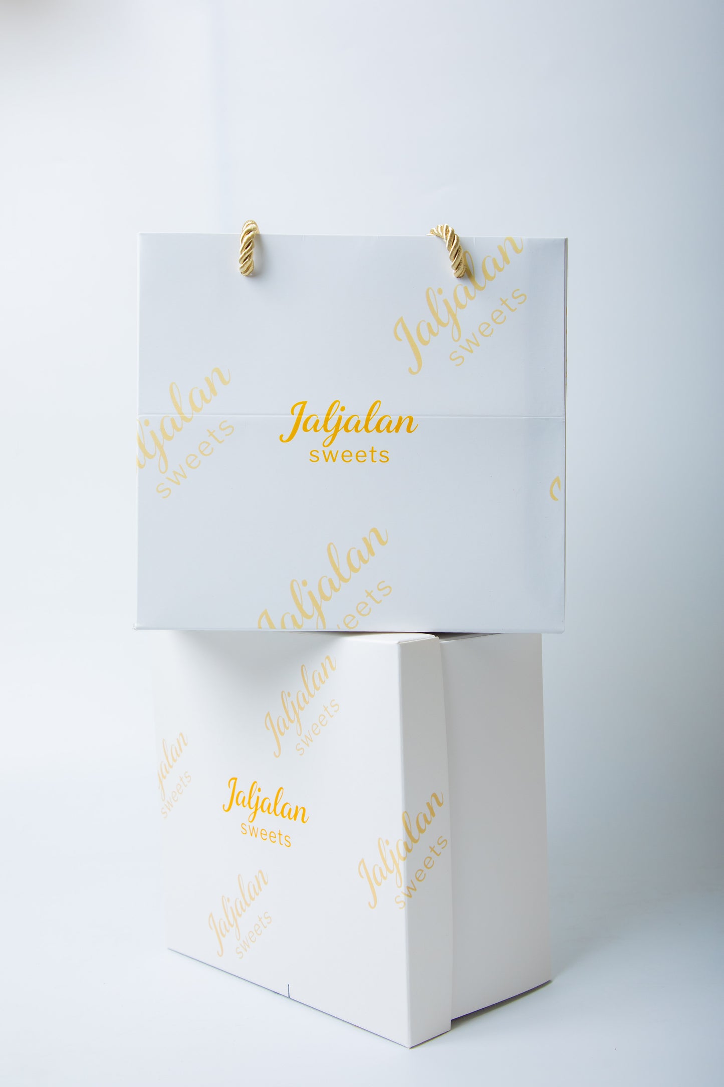 مجموعة (10) اكياس ورقية راقية بقاعدة مربعه